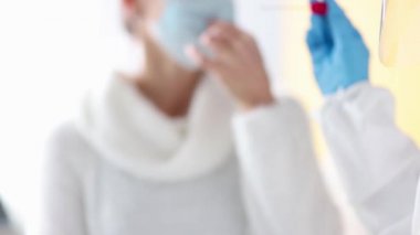Doktor nazal coronavirüs enfeksiyonundan örnek biyolojik madde aldı.