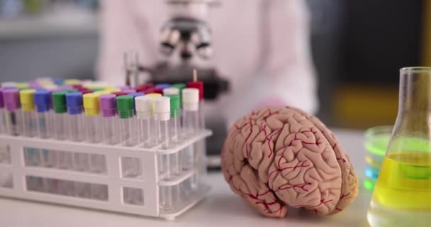 Wetenschapper in het laboratorium bestudeert menselijke hersenen — Stockvideo