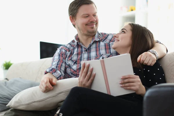 Lyckligt par spenderar tid tillsammans hemma förälskade i varandra — Stockfoto
