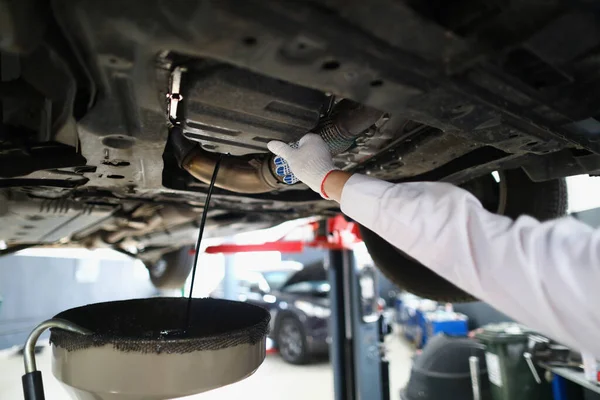 Mechanik na údržbě vozu výměna oleje v dopravě — Stock fotografie