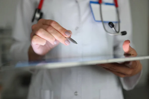 Γιατρός που χρησιμοποιεί tablet για να διορθώσει το ιστορικό των ασθενών, σύγχρονη συσκευή βοήθεια στην κλινική εργασία — Φωτογραφία Αρχείου