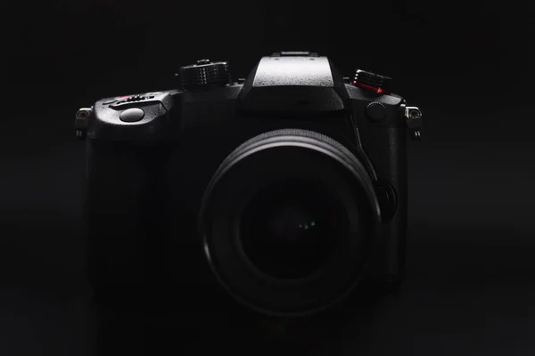 Modelo de cámara moderna, buena calidad de imágenes, dispositivo nuevo para sesión de fotografía —  Fotos de Stock