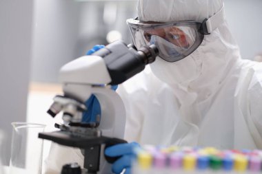 Röntgen mikroskobundan bakan bir adam.