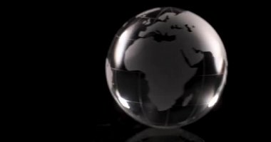 Şeffaf cam küre siyah arkaplanda dönüyor