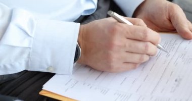 Adam Amerikan vize başvuru formu doldurdu