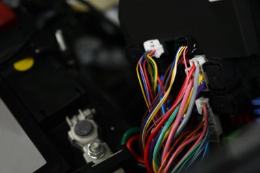 Arabada çok renkli kablolar ve konnektörler olan kablolar