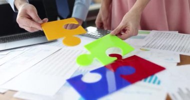 İş adamları renkli bulmacaları yavaş çekimde 4k film ekliyor.