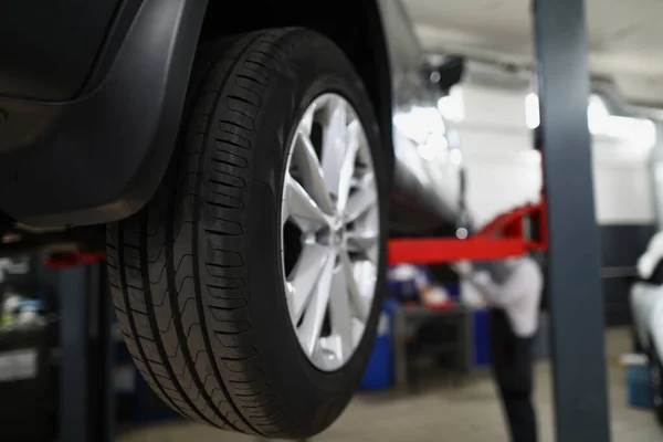 Brand new automobile tire, changed part of vehicle in service centre — Foto Stock