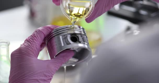 Ученый-химик заливает моторное масло на поршень автомобиля в лабораторном макро 4k кино замедленной съемки — стоковое видео