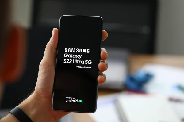Hombre de la mano sosteniendo el nuevo teléfono móvil Samsung galaxia s22 ultra 5g primer plano — Foto de Stock
