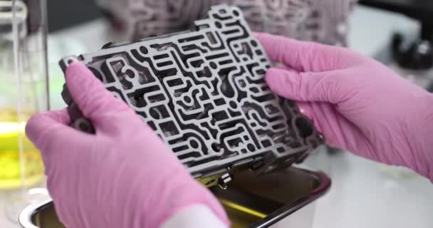 Químico cientista aplicando óleo de motor para transmissão automática em laboratório closeup filme 4k câmera lenta — Vídeo de Stock