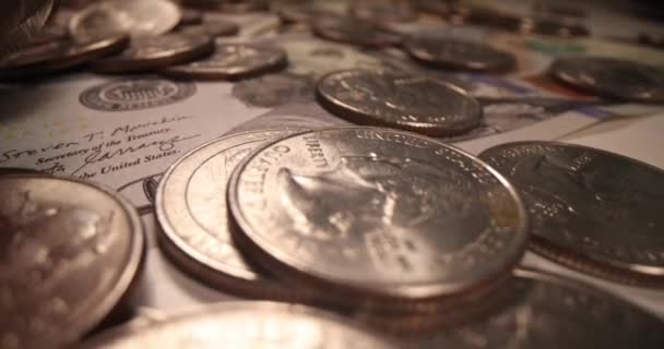 Stříbrné mince padající na dolarové bankovky detailní 4k film zpomalení — Stock video
