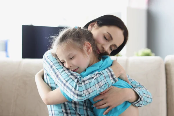 Mutter und Tochter umarmen sich, lächeln und erhalten eine Dosis Liebe — Stockfoto