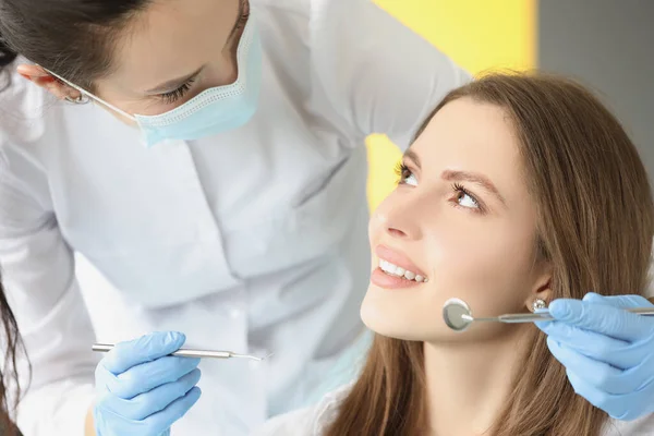 Mulher em cadeira de dentista, consulta na clínica odontológica — Fotografia de Stock