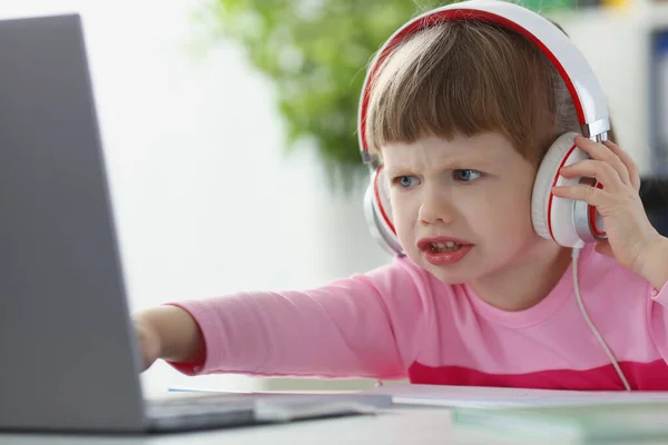 Criança pequena não satisfeita com algo, aponte com o dedo na tela do laptop — Fotografia de Stock