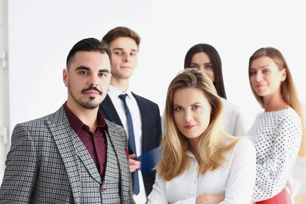 Equipe confiante inteligente de pessoas bem sucedidas, colegas de trabalho posar para o quadro coletivo — Fotografia de Stock