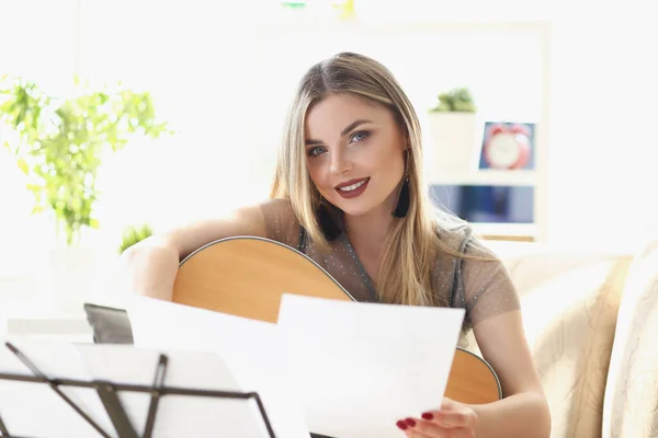 Compositor de música bonita mulher, loira com maquiagem olhar para a câmera — Fotografia de Stock