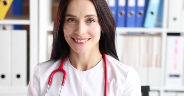 A fehér köpenyes fiatal doktornő portréja — Stock videók