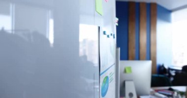 Yönetici beyaz tahtaya iş istatistikleri raporunu astı
