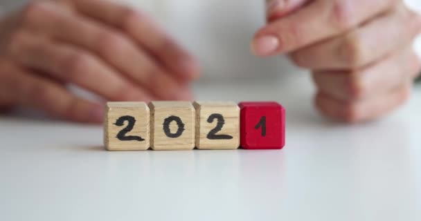 女性は2021年から2022年までのサイコロの日付数字をオンにします — ストック動画