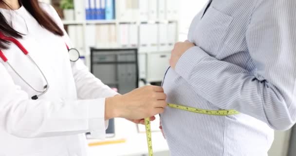 Gynecologist measures abdominal circumference with centimeter — Video Stock