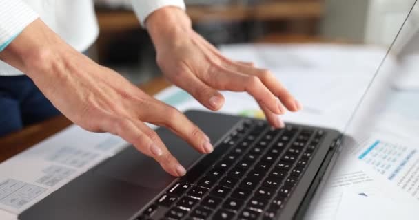 Τα γυναικεία χέρια πληκτρολογούν στο πληκτρολόγιο laptop — Αρχείο Βίντεο