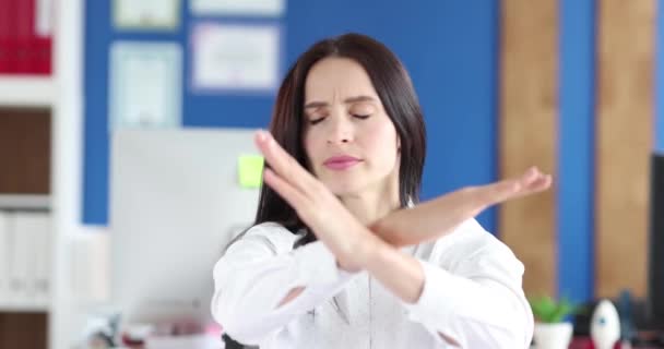 Portrait of young businesswoman makes denial gesture and shakes her head — Stockvideo