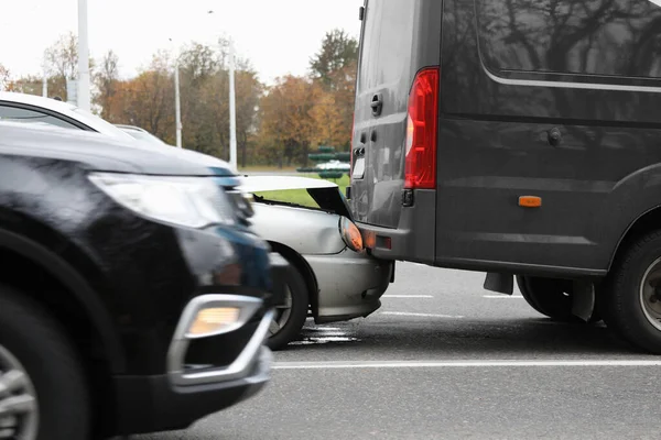 Carro e azul minivan acidente na estrada closeup — Fotografia de Stock