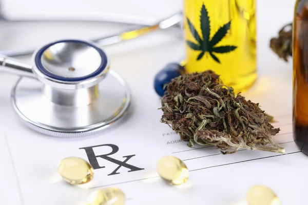 Medical prescription and narcotic drugs lying on table closeup — Fotografia de Stock