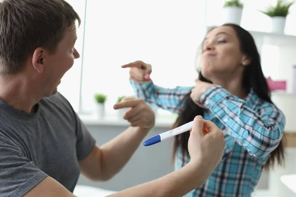 Muž a žena komunikující s těhotenským testem v rukou — Stock fotografie