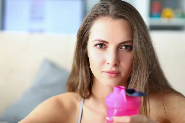 Retrato de mulher atleta com garrafa de água de plástico rosa — Fotografia de Stock