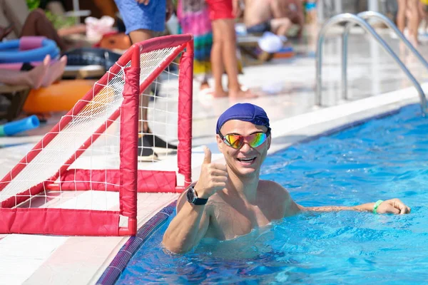 Αθλητής στην πισίνα χαμογελαστός και με σηκωμένους τους αντίχειρες — Φωτογραφία Αρχείου