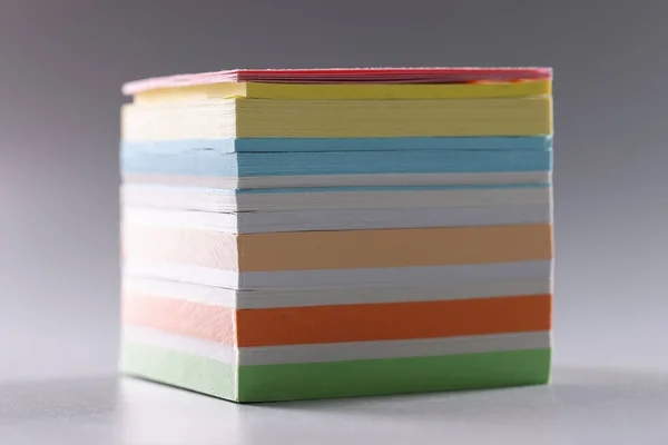 Pilha perfeita de papel colorido para notas, conjunto de post pegajoso que observa — Fotografia de Stock