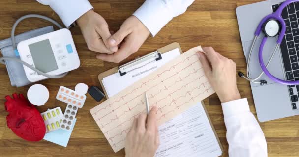 Médico cardiólogo revisando pacientes de salud durante la consulta hospitalaria — Vídeo de stock