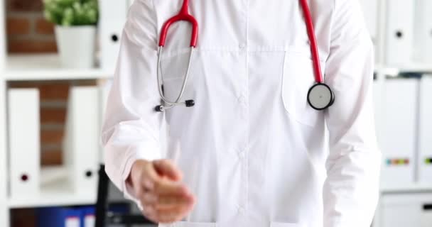 Doctor en bata blanca dobla sus brazos sobre el pecho — Vídeo de stock