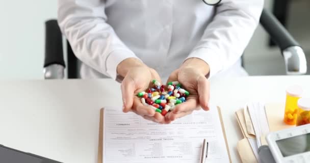 Läkaren har många flerfärgade piller i händerna — Stockvideo