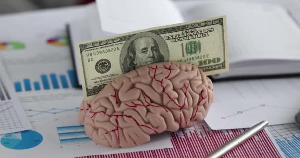 Maquette du cerveau humain artificiel et billet de cent dollars sur la table — Video