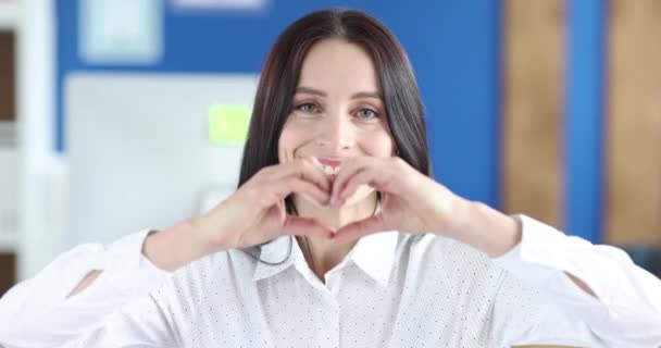 Smiling woman showing heart gesture 4k movie slow motion — Stok video