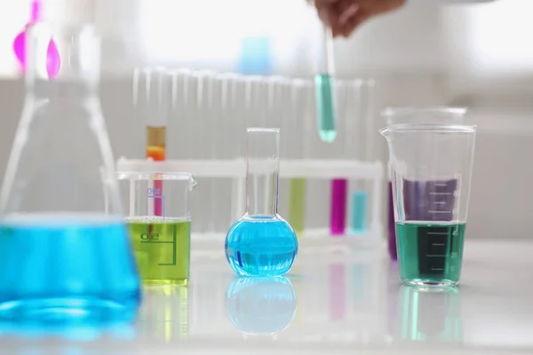엉망 이 되어 가는 실험실 튜 우 브 들 이 액체 시험의 실험실 탁자 위에 놓여 있다 — 스톡 사진