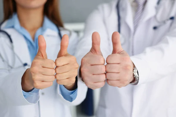 Руки лікарів показують добре або підтверджують знак з великим пальцем вгору — стокове фото