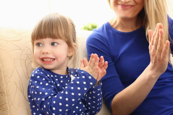 Cute little girl plays with mom and claps hands — Foto Stock