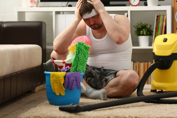 Sad lonely man is cleaning house closeup — Fotografia de Stock