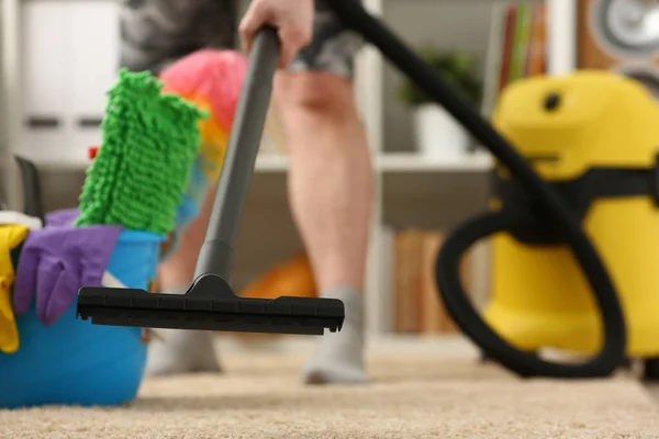 Proper vacuuming of carpets. House cleaning and cleaning services — Zdjęcie stockowe