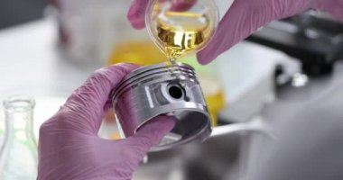 Crankshaft lubrication for gasoline and oil combustion