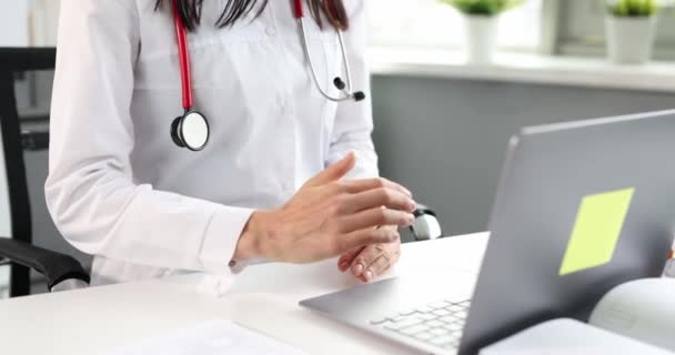 Doctor closes laptop cover at clinic workplace — Video Stock