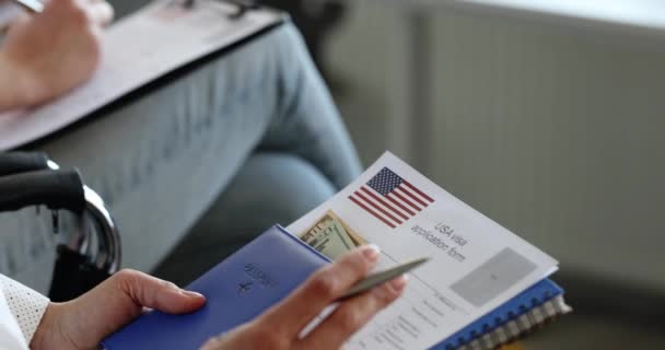 Las personas llenan el formulario de solicitud de visa estadounidense llenando papeleo — Vídeo de stock