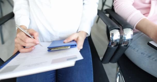 Group of people fills out a US visa application form — Vídeos de Stock