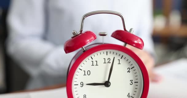 Червоний будильник дзвонить о дев'ятій годині крупним планом — стокове відео