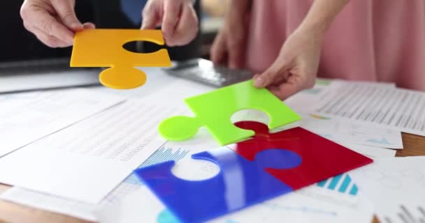 Team of business people add up multicolored puzzles — Vídeo de Stock