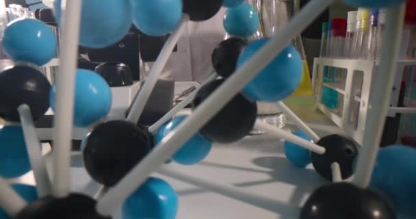 Molécula de ADN y científico con jeringa y ampolla en laboratorio — Vídeos de Stock